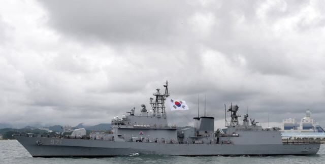 해군의 구축함 광개토대왕함이 해상기동훈련을 하고 있다.   /연합뉴스