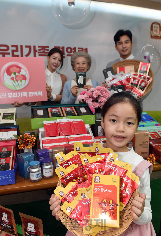 KGC인삼공사 정관장이 27일 오전 서울 중구 한국의집에서 가정의 달을 맞아 '챙겨라! 우리가족 면역력' 가족건강 지키기 캠페인 행사를 알리고 있다. 
정관장은 최근 위생과 면역력 관리의 중요성이 강조되면서 이번 캠페인을 기획했다. 캠페인 기간인 5월 21일까지 '홍삼정 에브리타임' '홍삼톤골드' '화애락' '홍천웅' '홍이장군' 등 주요 인기 제품과 선물세트(다보록)에 대해 다양한 구매 혜택을 제공한다./이호재기자. 2020.04.27