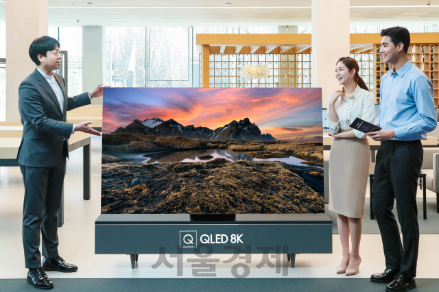 삼성전자 직원이 삼성디지털프라자 삼성대치점에서 2020년형 삼성 QLED TV를 소개하고 있다./사진제공=삼성전자