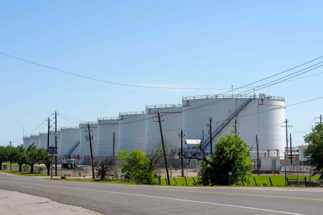 지난 21일(현지시간) 미국 텍사스주 휴스턴 보팍터미널 디어파크에 있는 석유저장시설 탱크들.  /휴스턴=AFP연합뉴스