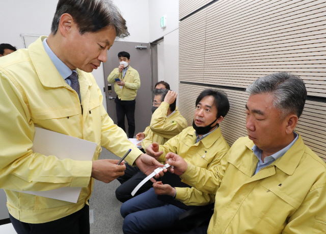 자가격리 위반자에 안심밴드…거부하면 시설격리