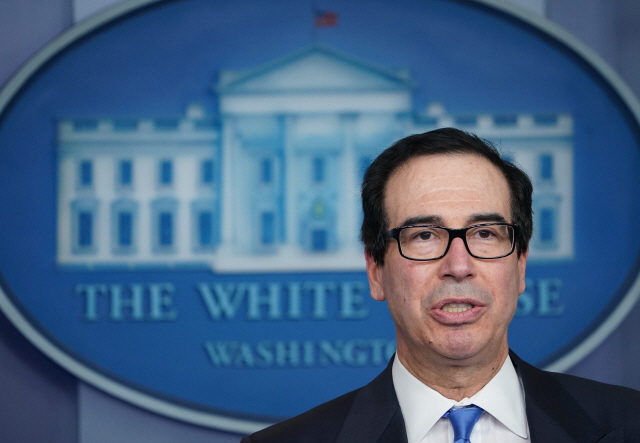 (FILES) In this file photo taken on April 21, 2020 Treasury Secretary Steven Mnuchin speaks during the daily briefing on the novel coronavirus, COVID-19, in the Brady Briefing Room of the White House in Washington, DC. - The US administration is considering loans to energy companies hit by the global economic shutdown caused by the coronavirus pandemic, Treasury Secretary Steve Mnuchin said April 26, 2020. (Photo by MANDEL NGAN / AFP)        <저작권자(c) 연합뉴스, 무단 전재-재배포 금지>