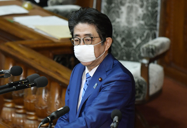 아베 신조 일본 총리가 27일 중의원 본회의에 참석해 마스크를 쓴 채 발언하고 있다. /도쿄=AP연합뉴스