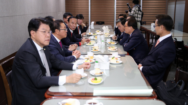 27일 오전 국회 의원회관 식당에서 열린 미래통합당 3선 당선자 모임 회의에 참석한 당선자들이 대화하고 있다. 이날 회의에는 김도읍·김태흠·박덕흠·이종배·이헌승·이채익·유의동·윤재옥·조해진·장제원·하태경 당선자가 참석했다. /연합뉴스