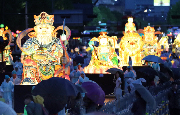 불기 2562년 부처님오신날을 앞두고 진행된 연등회에서 연등행렬이 서울 종로대로를 지나 조계사로 향하고 있다./연합뉴스