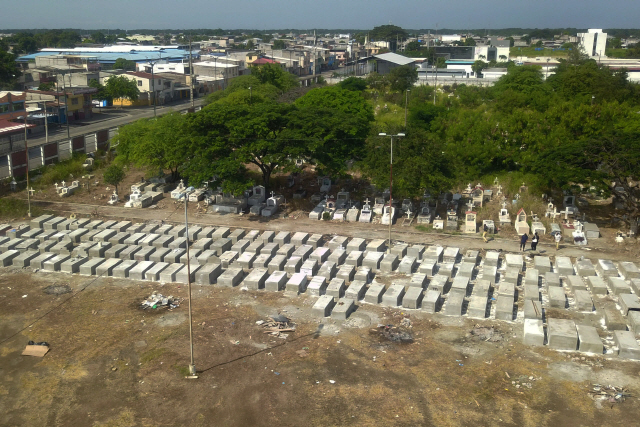 남미 에콰도르에서 코로나19 사망자가 급증하는 가운데 지난 12일(현지시간) 제2도시 과야킬의 마리아 카날스 공동묘지에 새 무덤들이 조성돼 있다. /과야킬=AFP연합뉴스