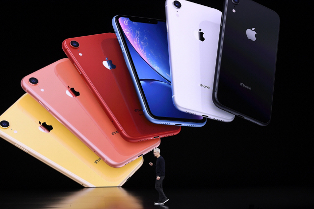 팀 쿡 애플 최고경영자(CEO)가 지난해 9월 10일 미국 캘리포니아주 쿠퍼티노 애플 본사에서 개최된 아이폰 신제품 공개 행사에서 프레젠테이션을 하고 있다. /블룸버그 자료사진