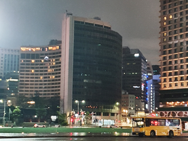 지난 19일 밤 신종 코로나바이러스 감염증(코로나19) 여파로 서울 시내 호텔의 객실 불이 거의 꺼져 있다./연합뉴스