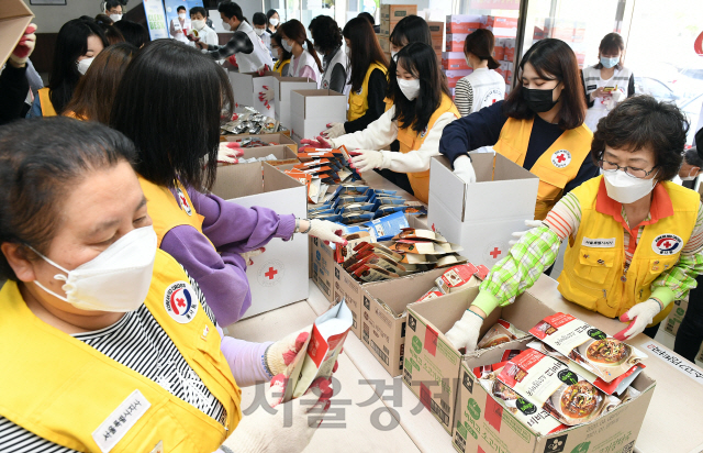 28일 오전 서울 성동구 대한적십자사 서울특별시지사에서 적십자 직원과 봉사원들이 재난취약계층 899가구에 전달할 비상식량세트를 포장하고 있다./오승현기자 2020.04.28