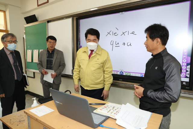 박준희(왼쪽 세번째) 관악구청장이 지난 27일 광신고를 찾아 교사들로부터 온라인 개학에 따른 애로사항을 청취하고 있다./사진제공=관악구