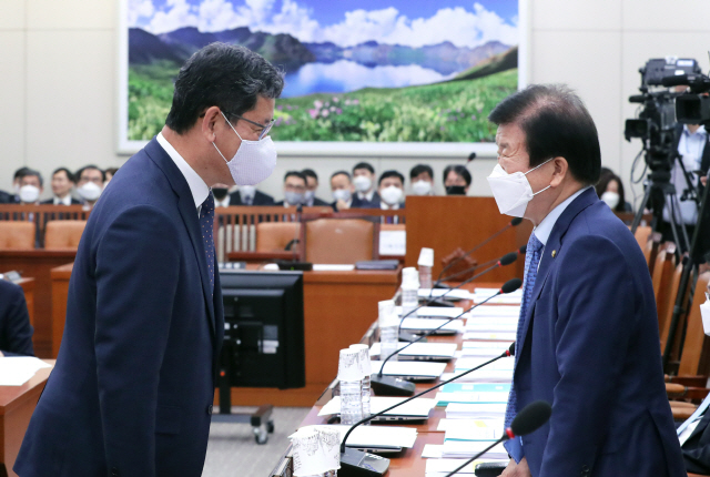 김연철 통일부 장관(왼쪽)과 더불어민주당 박병석 의원이 28일 오전 서울 여의도 국회에서 열린 외교통일위원회 전체회의에서 대화하고 있다./연합뉴스