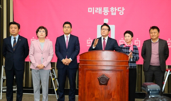 새로운보수당 출신 유의동(왼쪽부터), 이혜훈, 오신환, 정병국 의원과 이언주 전 전진당 대표, 옛안철수계 김영환 전 의원이 지난 2월 18일 미래통합당 의원총회에서 인사하고 있다. 정 의원은 이날 통합당 의원들을 향해 “왜 우리만 인사를 하느냐”고 따졌다./연합뉴스