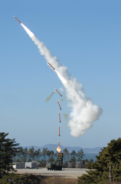 중거리 지대공 유도무기 ‘천궁’이 발사대에서 발사된 뒤 공중에서 방향을 바꾸어 표적으로 날아가고 있다.   /사진제공=방사청