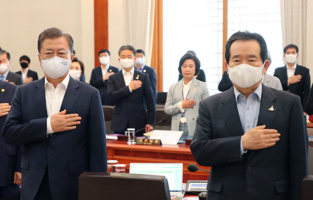 문재인 대통령과 정세균 국무총리를 비롯한 국무위원들이 28일 오전 청와대에서 열린 국무회의에서 국기에 경례하고 있다. /연합뉴스