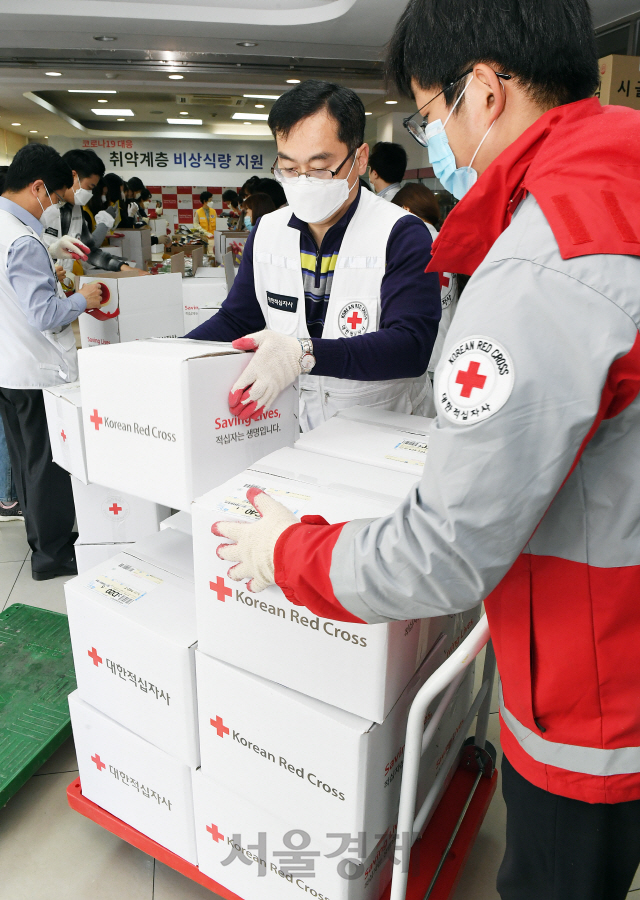 28일 오전 서울 성동구 대한적십자사 서울특별시지사에서 적십자 직원과 봉사원들이 재난취약계층 899가구에 전달할 비상식량세트를 포장하고 있다./오승현기자 2020.04.28