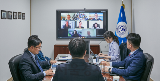 경찰청 관계자와 UNDP 서울정책센터가 한국 경찰의 코로나19 대응 체계를 국제사회에 소개하는웹 세미나를 열고 있다./사진=경찰청