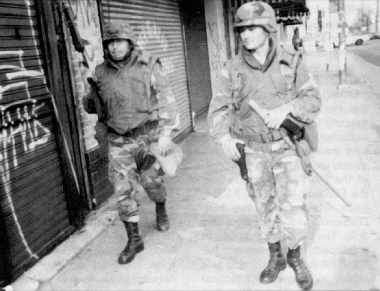 1992년 폭동이 일어난 LA의 거리를 캘리포니아 주방위군이 순찰하고 있다. /위키피디아