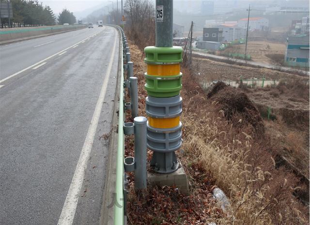 중부고속도로에 설치된 가로등 지주보호 충격흡수장치