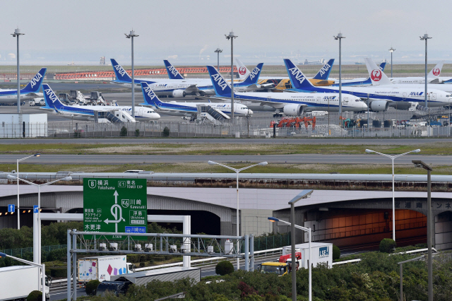 일본 도쿄 하네다 공항 주기장에 일본항공(JAL)과 전일본공수(ANA) 소속 여객기들이 열을 지어 멈춰서 있다. /도쿄=AFP연합뉴스