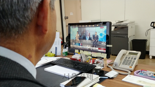 강창희 대표가 28일 자신의 사무실에서 SEN 라이브포럼 ‘수축경제를 이기는 신수익모델’을 시청하고 있다.      /서청석기자