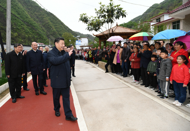 시진핑 중국 국가주석이 지난 20일 산시성 상뤄시 자수이현 샤오링향의 진미 마을을 시찰하며 현지 주민들에게 손을 흔들고 있다. /산시=신화연합뉴스