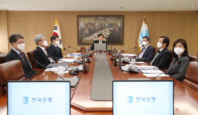 지난 9일 서울 중구 한국은행 본관에서 열린 통화정책방향 회의에 금융통화위원회 위원들이 마스크를 쓴 채 참석한 모습./사진제공=한국은행