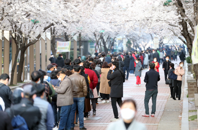 지난달 25일 오전 대구시 북구 칠성동 소상공인시장진흥공단 대구 북부센터에 신종 코로나바이러스 감염증(코로나19) 관련 소상공인 대출 상담을 받기 위해 1,000여명의 소상공인이 길게 줄지어 기다리고 있다. /연합뉴스