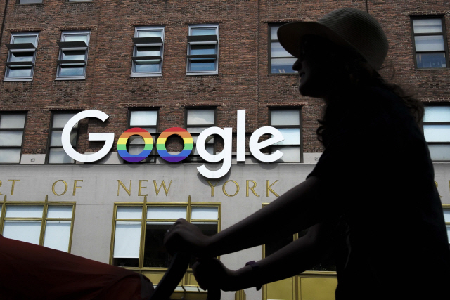 (FILES) In this file photo taken on June 02, 2019 the Google logo adorns the outside of their NYC office Google Building 8510 at 85 10th Ave on June 3, 2019 in New York City. Shares of Google parent company Alphabet were down over six percent on Monday, following news reports that the U.S. Department of Justice is preparing to launch an anti-trust investigation aimed at Google. - Google parent Alphabet on April 28, 2020 said that profit rose slightly in the first quarter of this year despite a slowdown in online ads caused by the pandemic.  Alphabet shares climbed three percent in after hours trades that followed release of earnings figures that eased fears the pandemic would devastate digital ad revenue that is the internet firm‘s income engine. (Photo by Drew Angerer / GETTY IMAGES NORTH AMERICA / AFP)      <저작권자(c) 연합뉴스, 무단 전재-재배포 금지>
