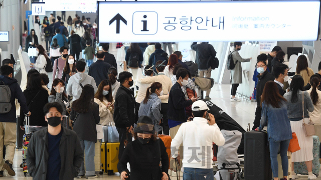 6일 황금연휴 북적이는 김포공항 국내선