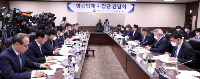 29일 서울 강서구 한국공항공사에서 열린 항공업계 사장단 간담회에서 참석자들이 손명수 국토교통부 차관의 발언을 듣고 있다. /연합뉴스