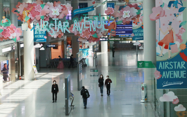 신종 코로나바이러스 감염증(코로나19) 여파로 23일 오전 인천국제공항 면세점이 한산하다. /연합뉴스