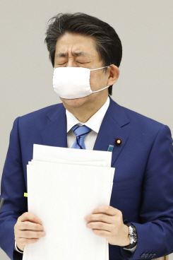 지난 11일 총리관저에서 코로나19 TF와의 회의를 마친 아베 신조 일본 총리가 눈을 질끈 감고 있다./도쿄=AP연합뉴스