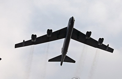 미국의 공중 전략 무기인 B-52 폭격기가 경기 오산공군기지 상공을 비행하고 있다.   /연합뉴스