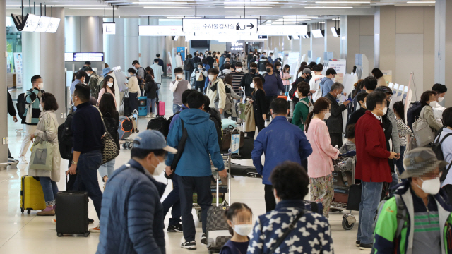 황금연휴를 하루 앞둔 29일 김포공항 국내선 청사가 승객들로 붐비고 있다./연합뉴스