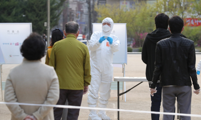 제21대 국회의원 선거일인 15일 오후 서울 송파구 잠실공원에 마련된 자가격리자 투표소에서 투표하러 온 자가격리자들이 줄을 서고 있다. /연합뉴스