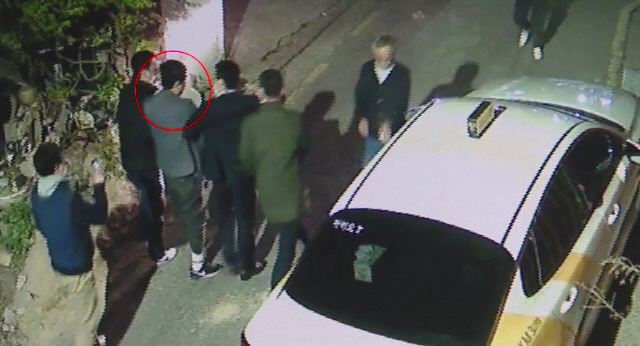지난달 23일 성북구 한 주택가에서 잠복 중이던 경찰이 김봉현 스타모빌리티 회장을 검거하고 있다./연합뉴스