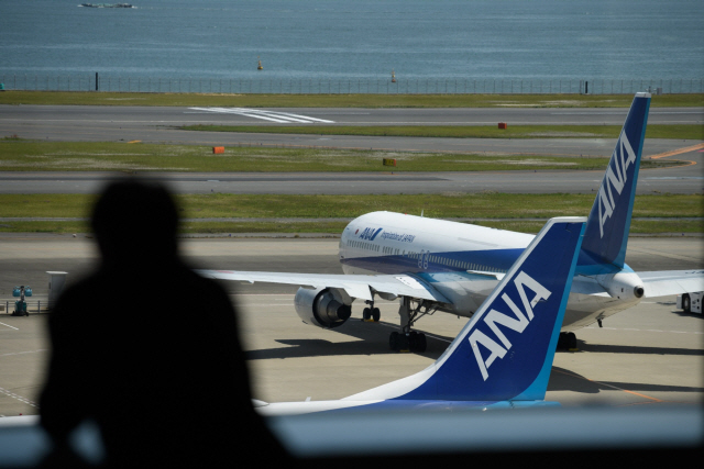 일본 도쿄하네다국제공항에 서 있는 ANA 항공기 /블룸버그