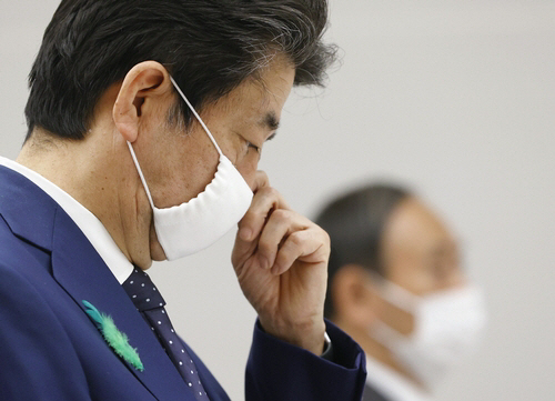 아베 신조(安倍晋三) 일본 총리가 지난달 16일 오후 총리관저에서 의료 물자 증산을 요청하는 화상회의를 하고 있다/연합뉴스