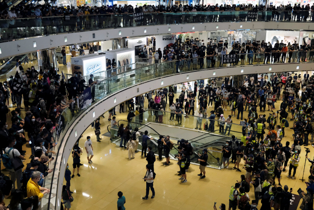 홍콩 반(反)정부 시위대가 지난달 26일(현지시간) 쇼핑몰 안에서 시위를 벌이고 있다. /홍콩=로이터연합뉴스