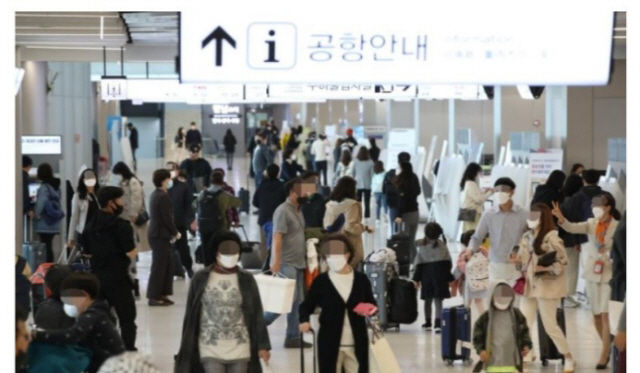 연휴를 앞둔 지난달 29일 김포공항이 승객들로 붐비고 있다./연합뉴스