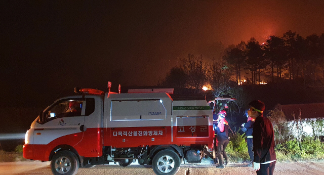 1일 오후 강원 고성군 도원리의 주택 화재가 산불로 번져 학야리 일대에서 산불진화대원들이 진화선을 형성하고 있다. /연합뉴스