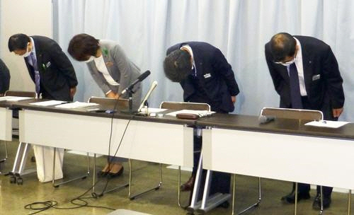 지난 4월 12일 일본 아이치현 관계자들이 잘못된 코로나19 검사 결과에 대해 머리를 숙여 사죄하고 있다./연합뉴스