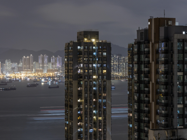 홍콩의 최고급 주거단지의 모습. 코로나19로 경기침체가 닥친 홍콩에서는 고급주택이 30% 떨어진 가격에 급매로 처분되고 있다. /블룸버그 자료사진