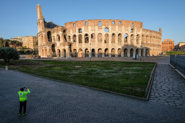 전국 이동제한령으로 텅 비어있는 이탈리아 로마의 콜로세움./로마=EPA연합뉴스