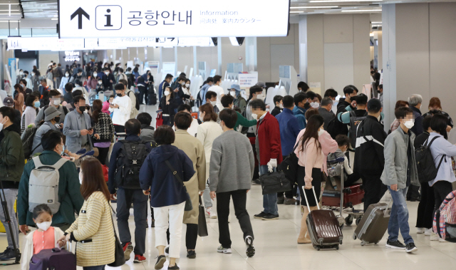 황금연휴를 앞둔 29일 김포공항 국내선 청사가 승객들로 붐비고 있다./연합뉴스