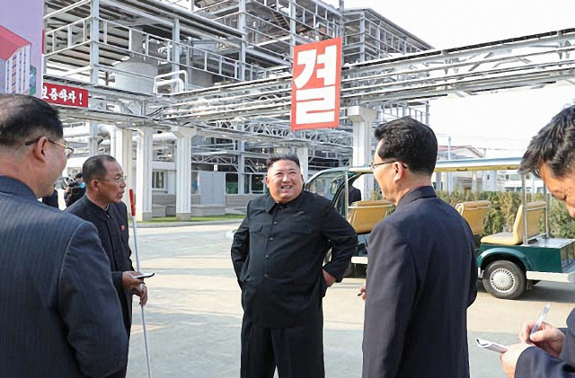 북한 김정은 국무위원장이 노동절(5·1절)이었던 지난 1일 순천인비료공장 준공식에 참석한 후 공장을 둘러보고 있다. /연합뉴스