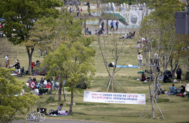 서울 잠원한강공원에서 시민들이 거리두기를 유지한 채 여유를 즐기고 있다./연합뉴스