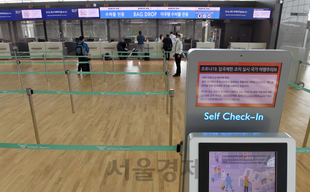 황금연휴를 하루 앞둔 지난달 29일 영종도 인천국제공항 제2여객터미널 발권카운터가 이용객들이 없어 적막감이 흐르고 있다./이호재기자