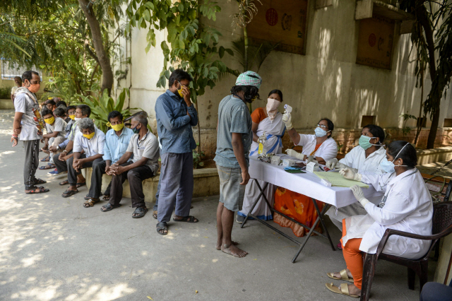 인도 하이데라바드에서 1일(현지시간) 의료진들이 이주 노동자들의 체온을 측정하고 있다. /하이데라바드=AFP연합뉴스
