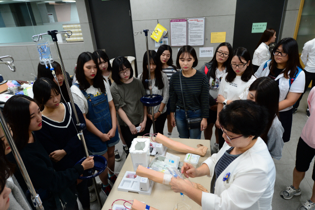 대구보건대학교 학생진로개발센터가 지난해 지역 중·고교생을 대상으로 진로체험 활동을 하고 있다./제공=대구보건대